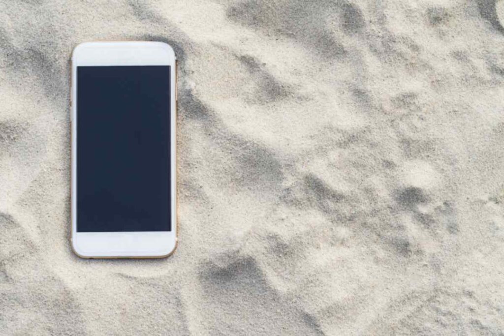 smatphone poggiato sulla sbbia