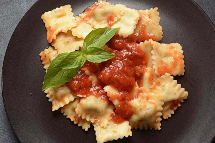 piatto di ravioli con pomodoro