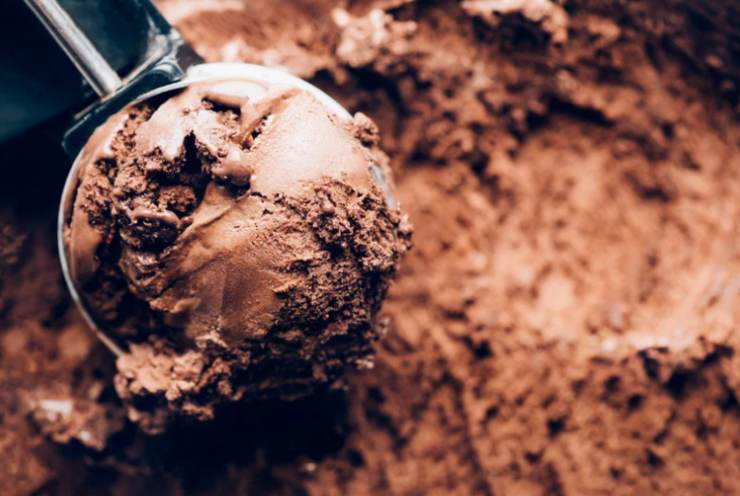 gelato al cioccolato in una vaschetta