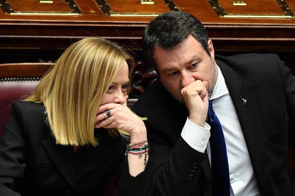 il premier giorgia meloni mentre parla con il ministro dei trasporti matteo salvini