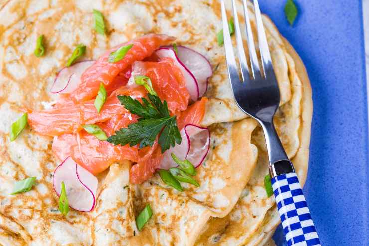 scrippelle con il salmone affumicato