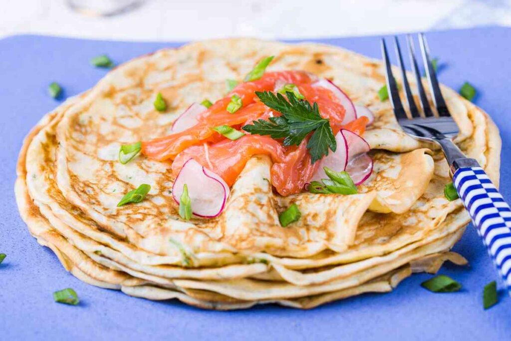 piatto con scrippelle e salmone affumicato