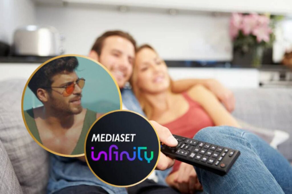 coppia guarda la tv e logo mediaset infinity