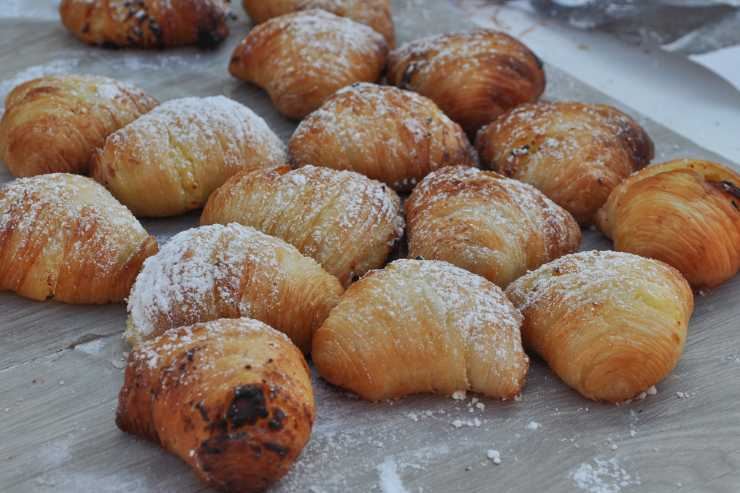 sfogliatelle con zucchero a velo