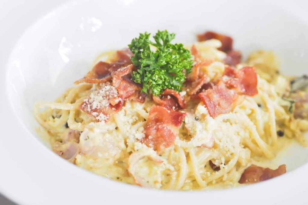 piatto di spaghetti con la pancetta e formaggio