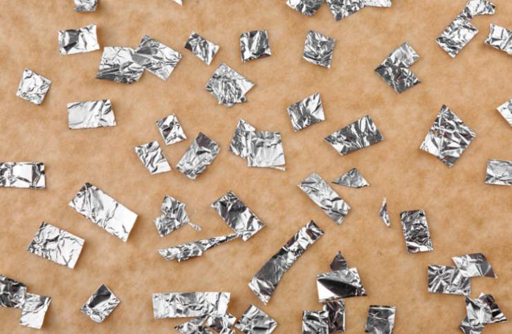 pezzi carta stagnola sparsi