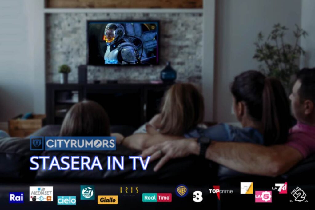 famiglia sul divano guarda la tv