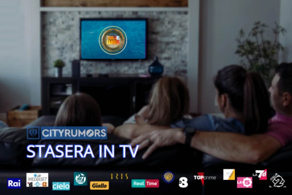 famiglia sul divano guarda la tv