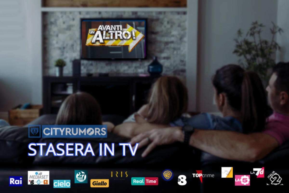 famiglia che guarda la tv in salotto