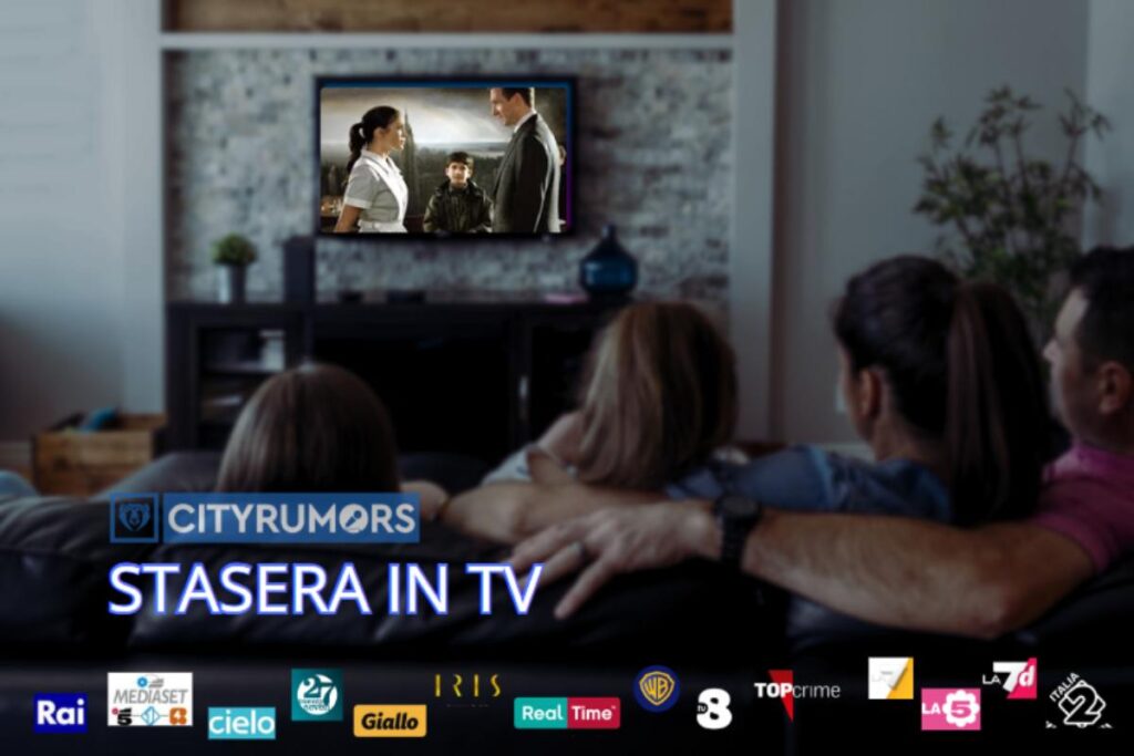 famiglia sul divano che guarda la tv