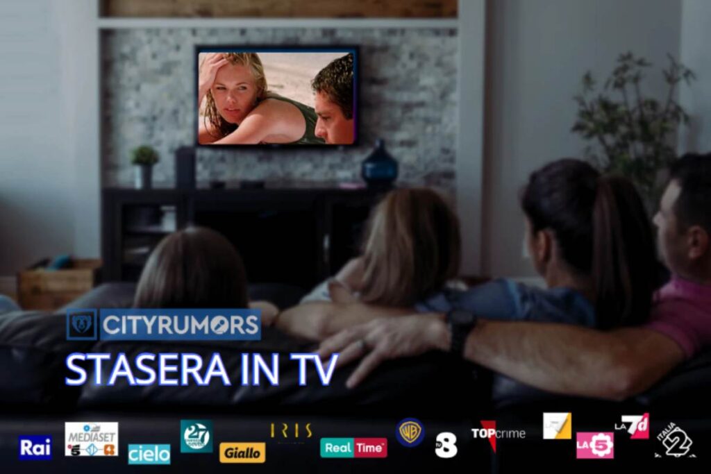 famiglia guarda la tv sul divano