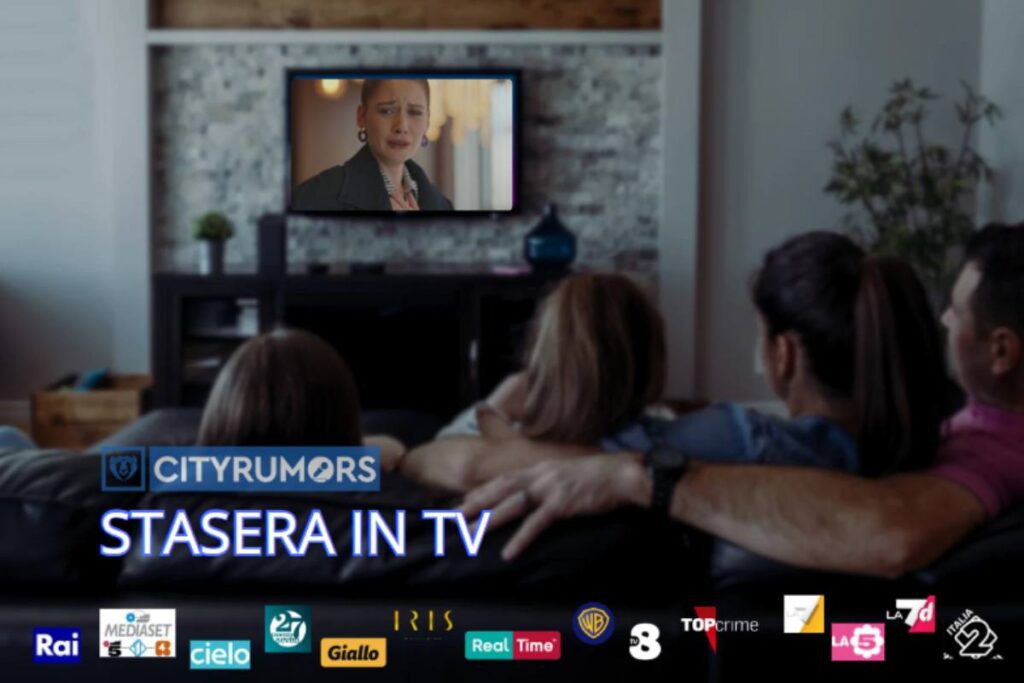 famiglia sul divano guarda la tv