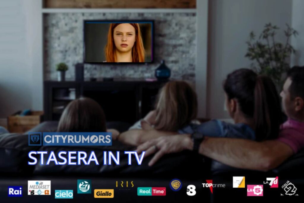 famiglia sul divano guarda la tv