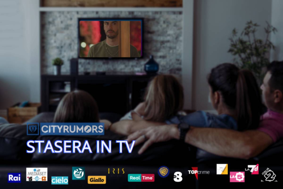 famiglia che guarda la tv