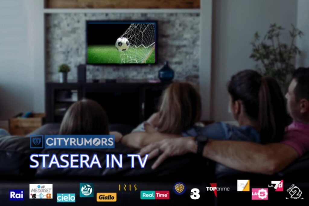 famiglia sul divano guarda la tv