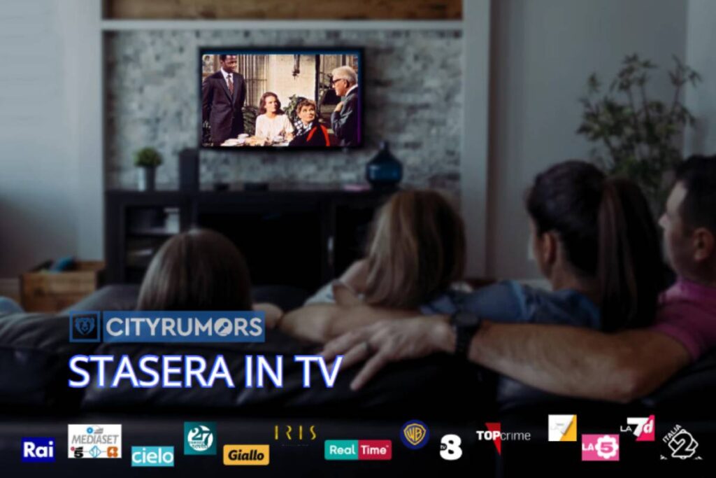 famiglia sul divano che guarda la televisione