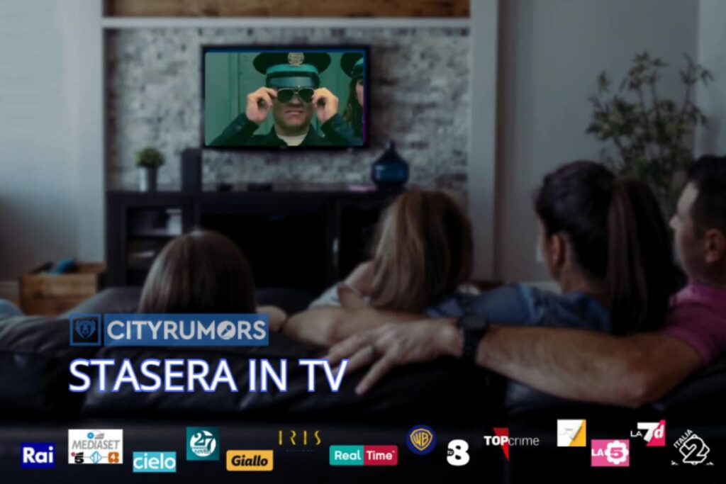 famiglia sul divano che guarda tv