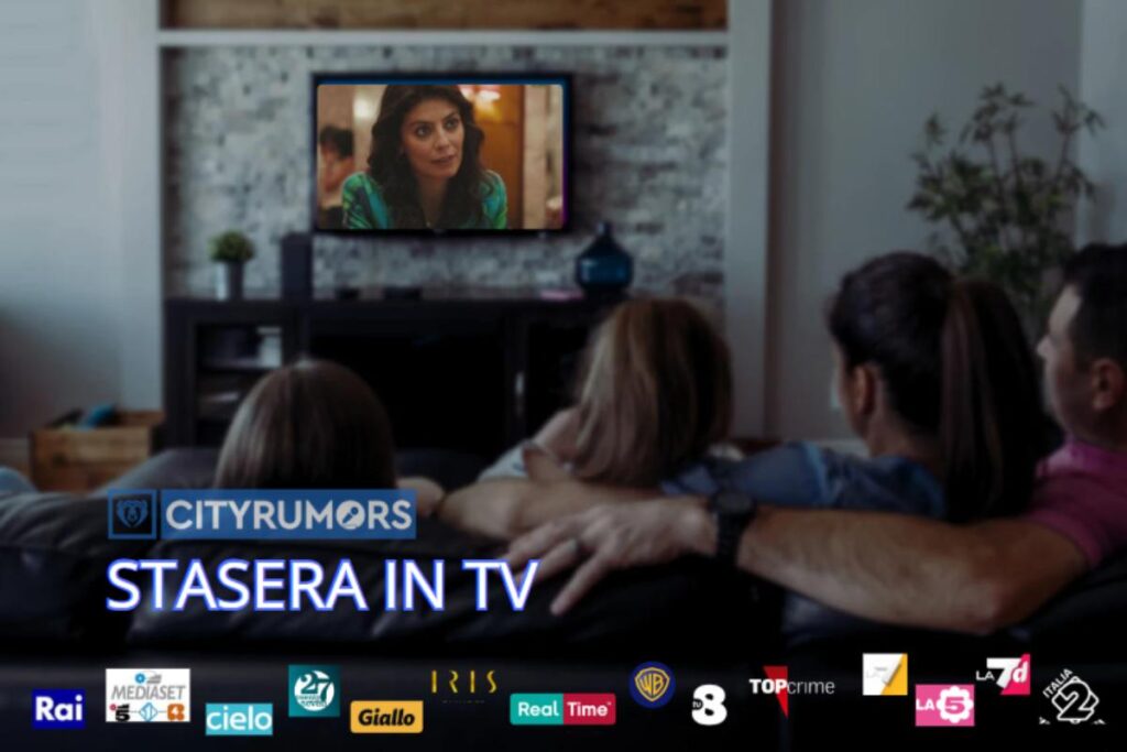 famiglia sul divano che guarda la televisione