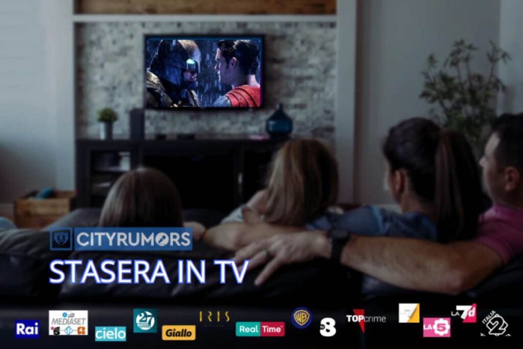 famiglia sul divano guarda la televisione