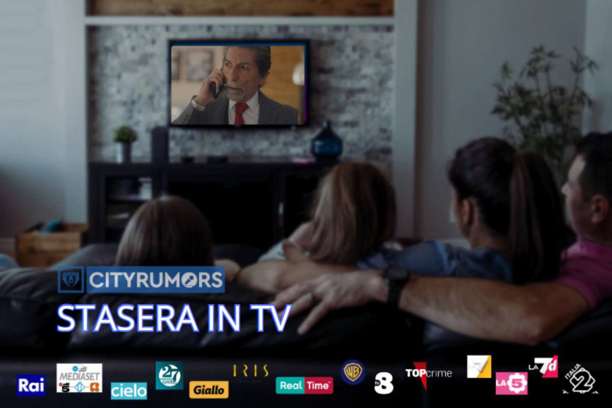 famiglia guarda la televisione