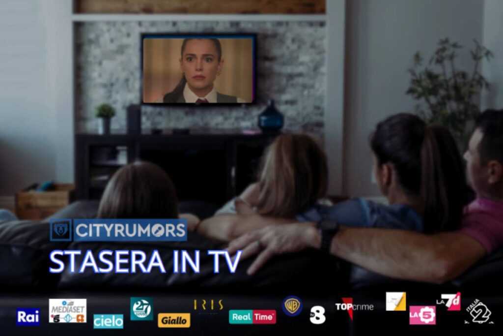 famiglia che guarda la tv sul divano