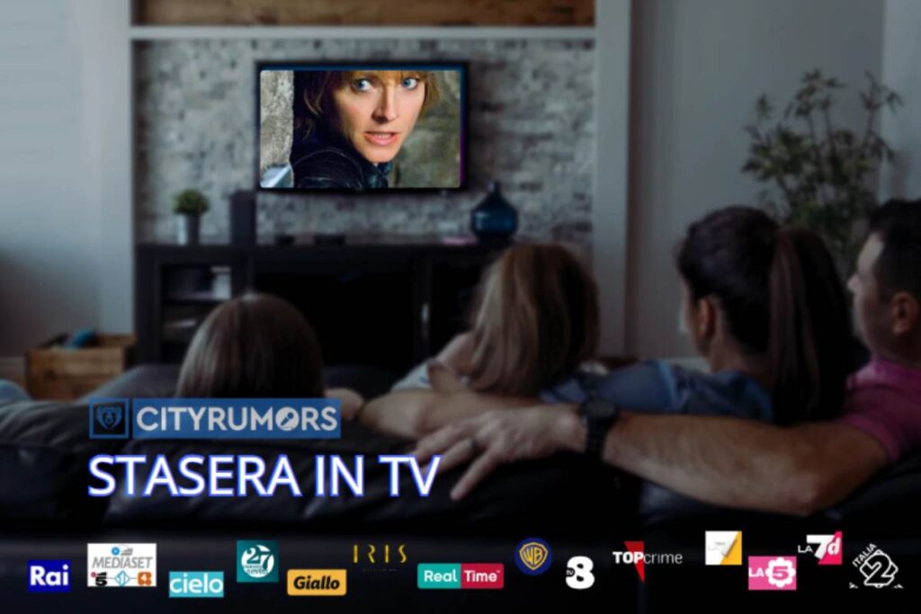 famiglia sul divano guarda la tv