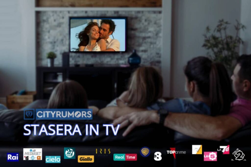 famiglia sul divano che guarda la tv