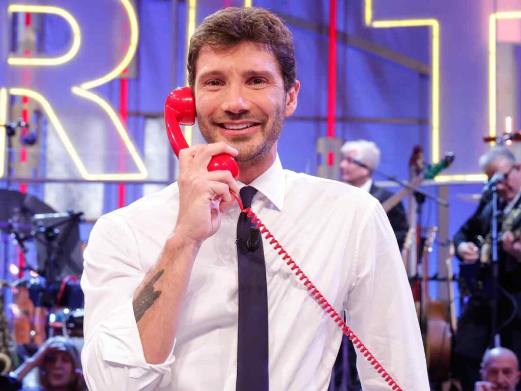 stefano de martino al centro studio di affari tuoi