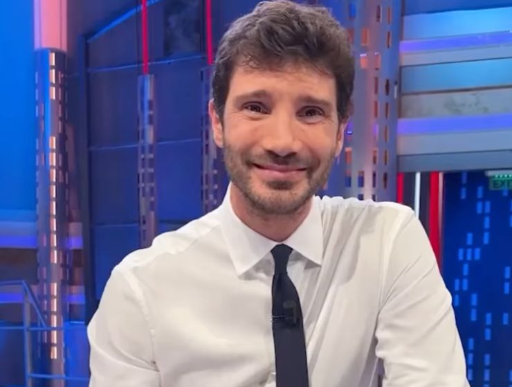 stefano de martino su instagram nello studio di affari tuoi 