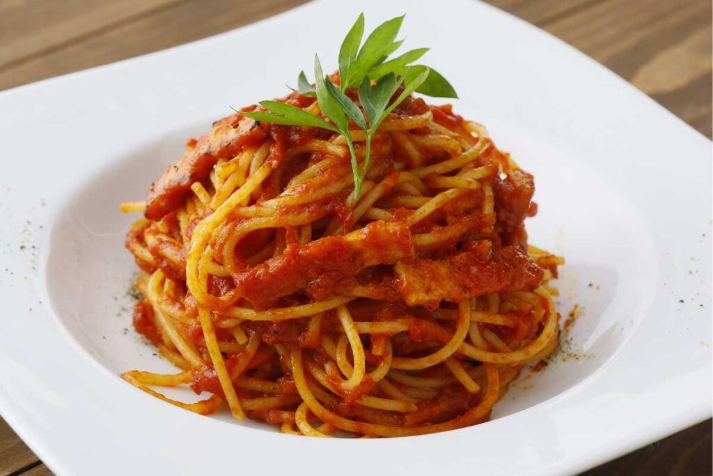 piatto di spaghetti col sugo
