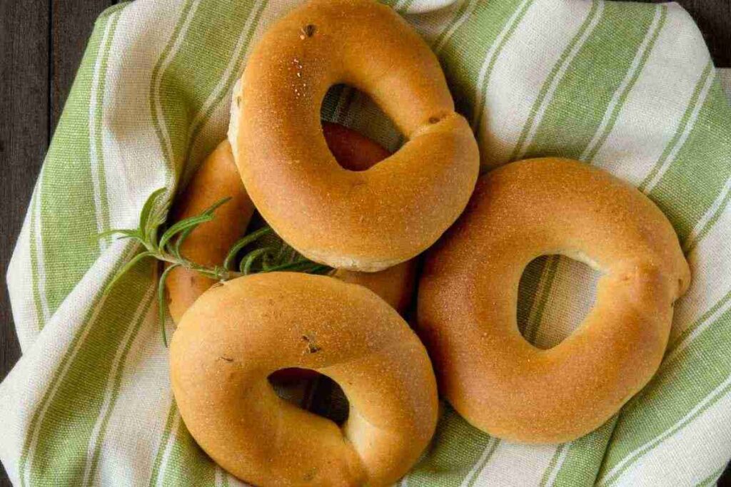 taralli dorati su canovaccio