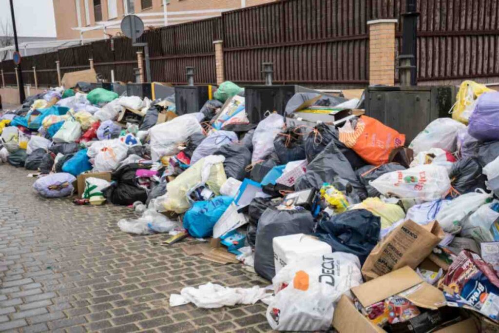sacchi dell'immondizia per strada