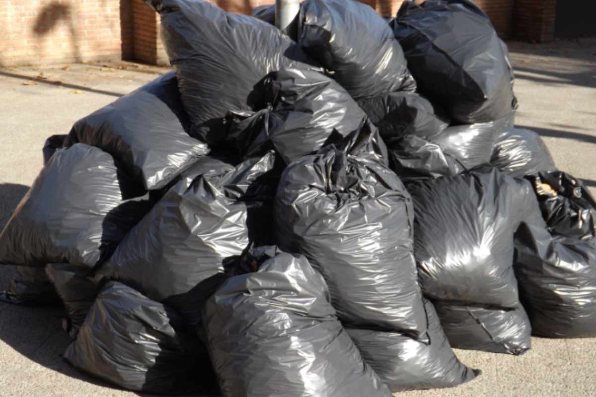 sacchetti dei rifiuti per strada