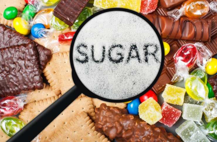 lente d'ingrandimento sopra dolci caramelle e cioccolata