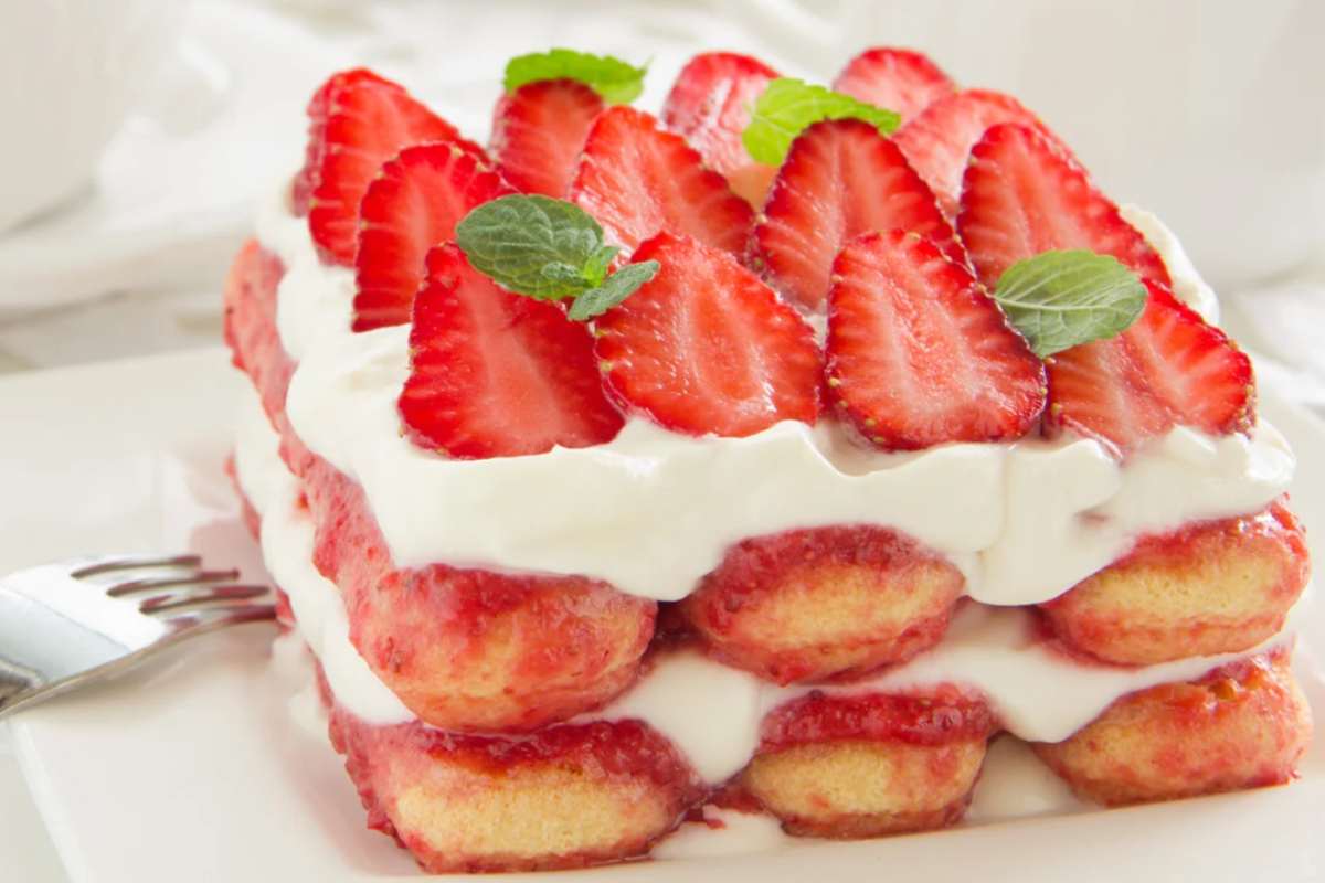 tiramisù con fragole e panna