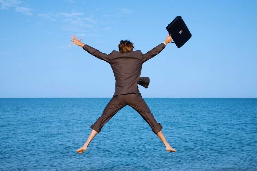 un uomo vestito da lavoro che salta sopra l'acqua