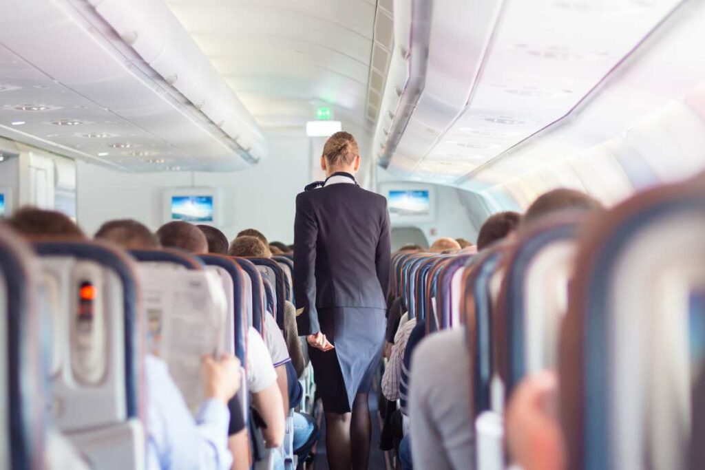 hostess di spalle in aereo