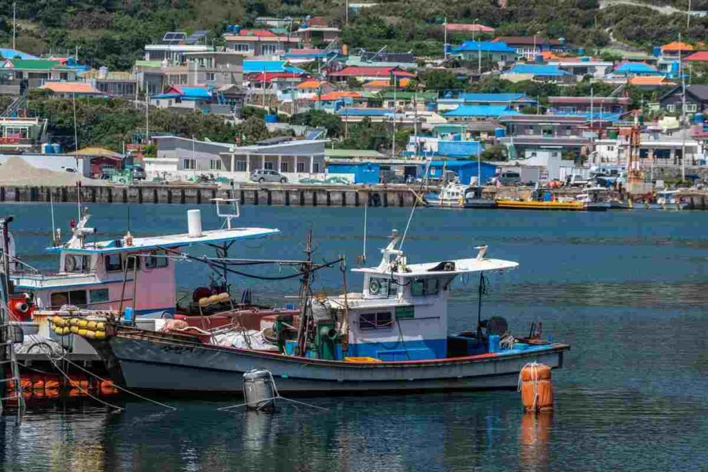 Una barca da pesca in mare
