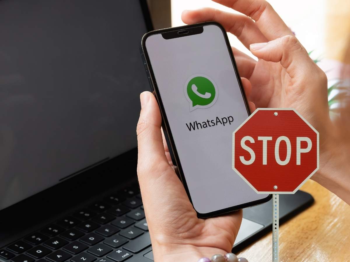 Smartphone WhatsApp cartello stop
