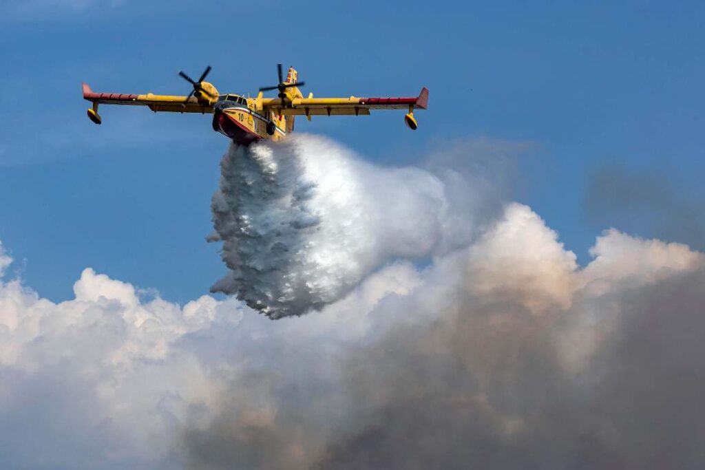 Un canadair in azione