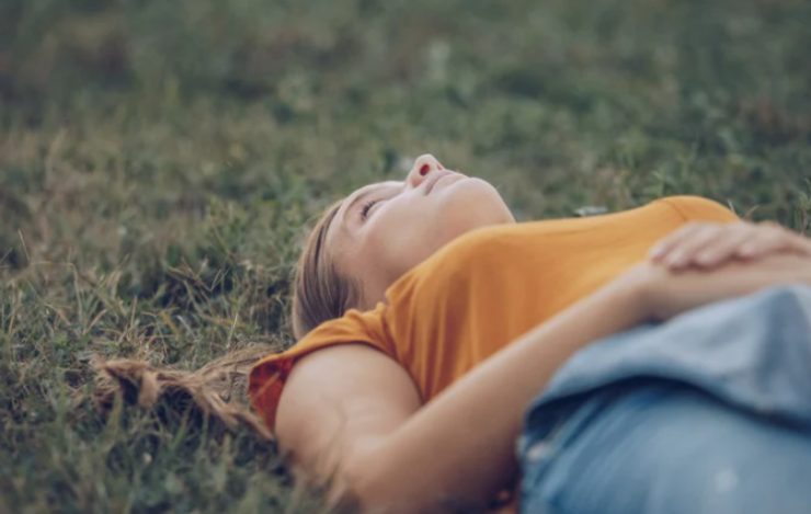 donna che si rilassa su di un prato