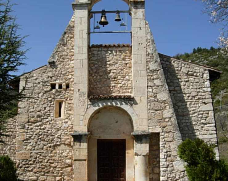 un campanile in pietra