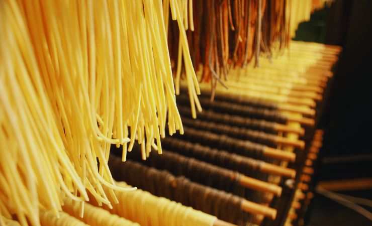 pastificio con pasta in produzione