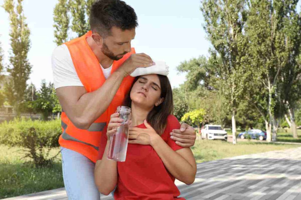 Una ragazza preda di un colpo di calore