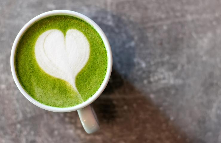 Una tazza ripiena di latte e matcha