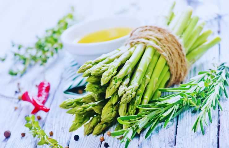asparagi, olio e rosmarino