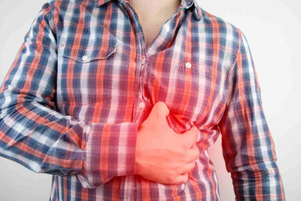 Un uomo con un dolore al costato