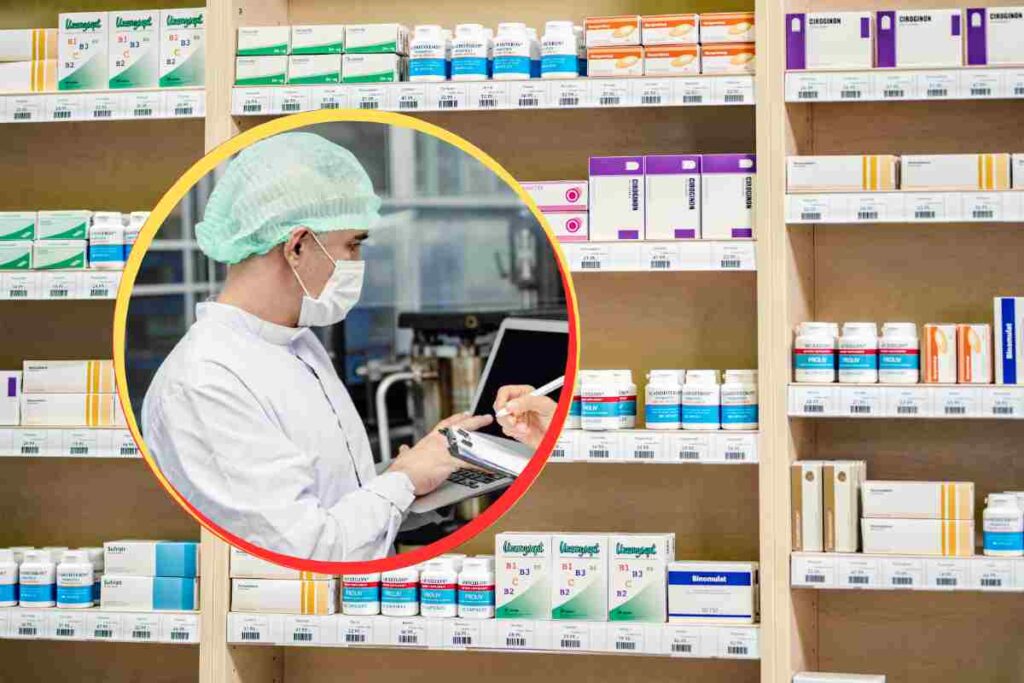Uno scaffale di una farmacia ed un addetto ai lavori