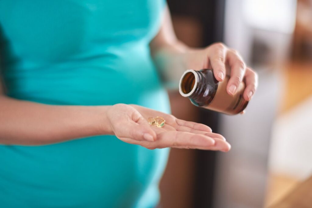 Una donna che assume un integratore