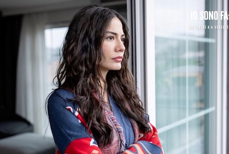 Demet Özdemir è Farah in Io sono Farah